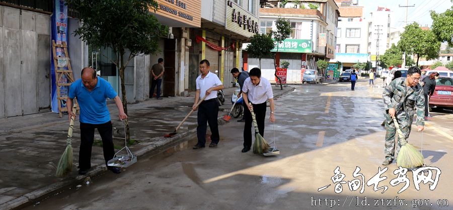 政法委全体干部职工积极参加县城环境卫生清理整治工作